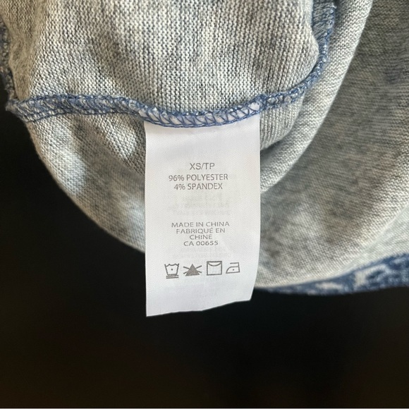 Reitmans XS Blue Floral Shirt with open slit back - Picture 5 of 5